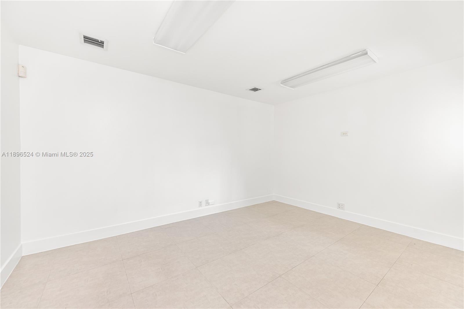 Ver detalles 11477 / sq. ft. $ 2025-10-15 0 foto