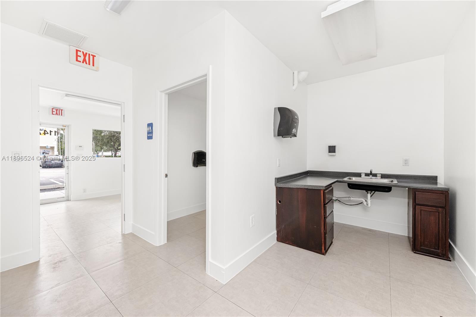 Ver detalles 11477 / sq. ft. $ 2025-10-15 0 foto