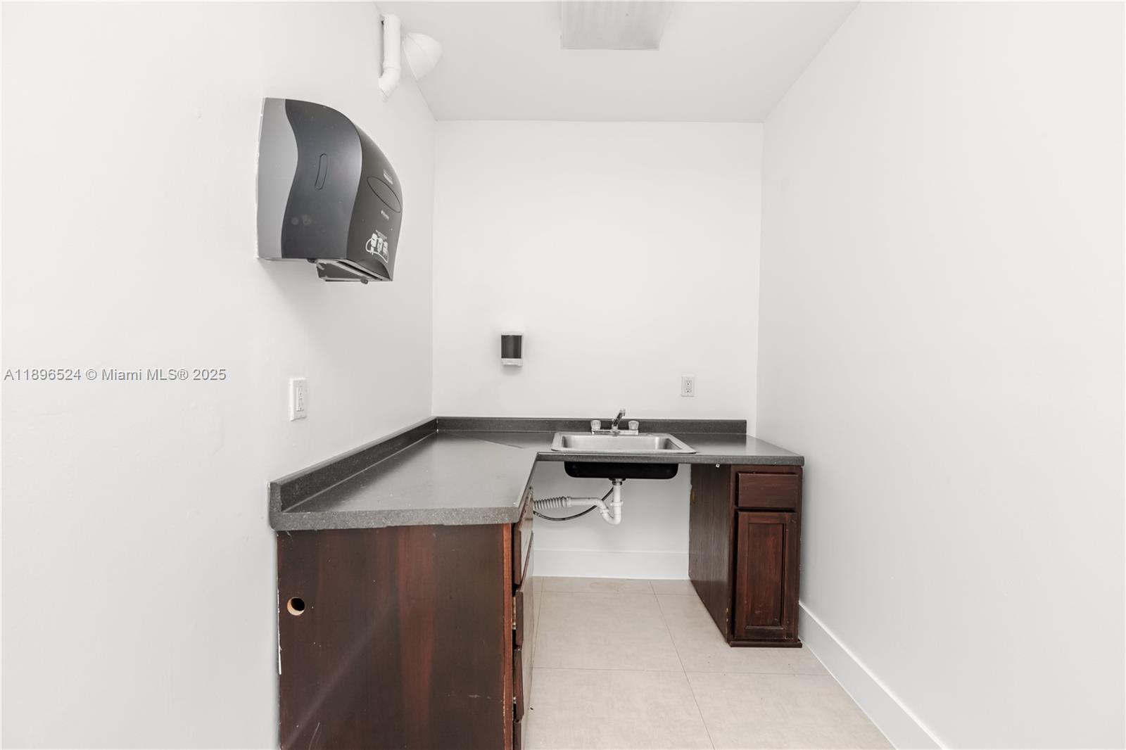 Ver detalles 11477 / sq. ft. $ 2025-10-15 0 foto
