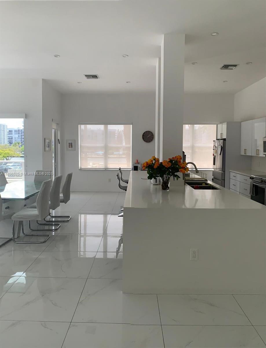 Photo of 2751 Ocean Dr  #208N, Hollywood, Florida, 33019 - 