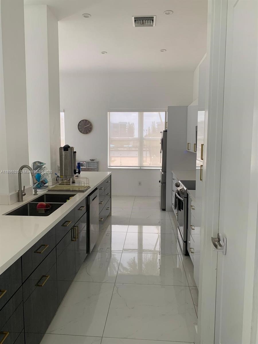 Photo of 2751 Ocean Dr  #208N, Hollywood, Florida, 33019 - 