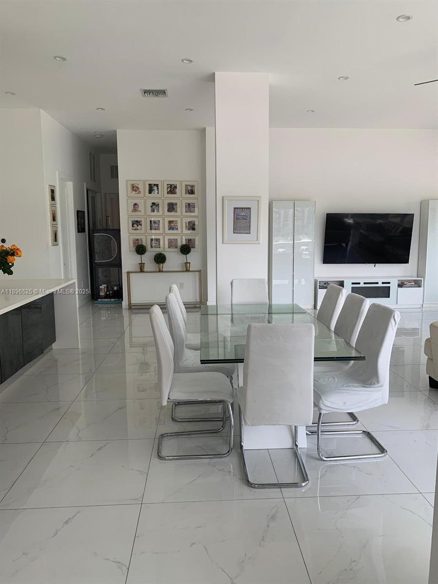 Photo of 2751 Ocean Dr  #208N, Hollywood, Florida, 33019 - 