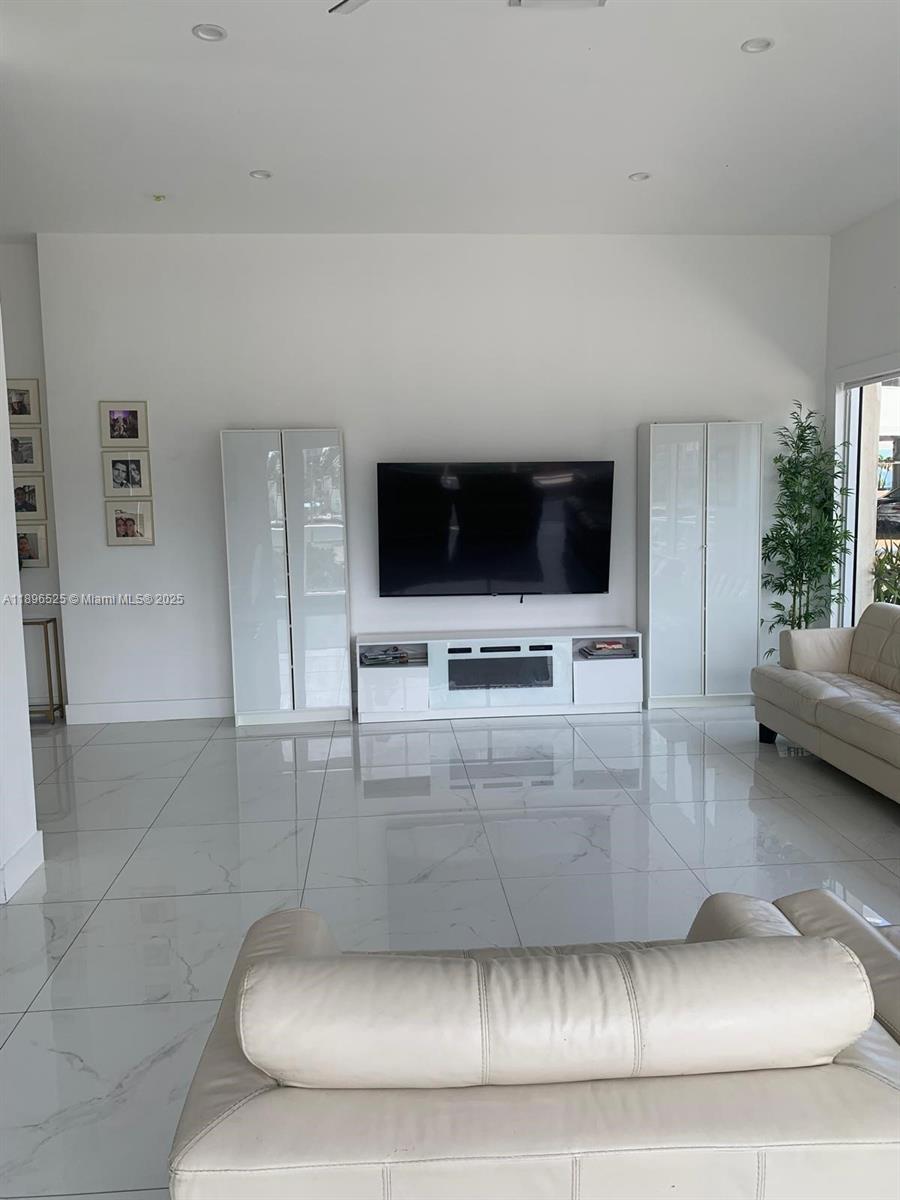 Photo of 2751 Ocean Dr  #208N, Hollywood, Florida, 33019 - 