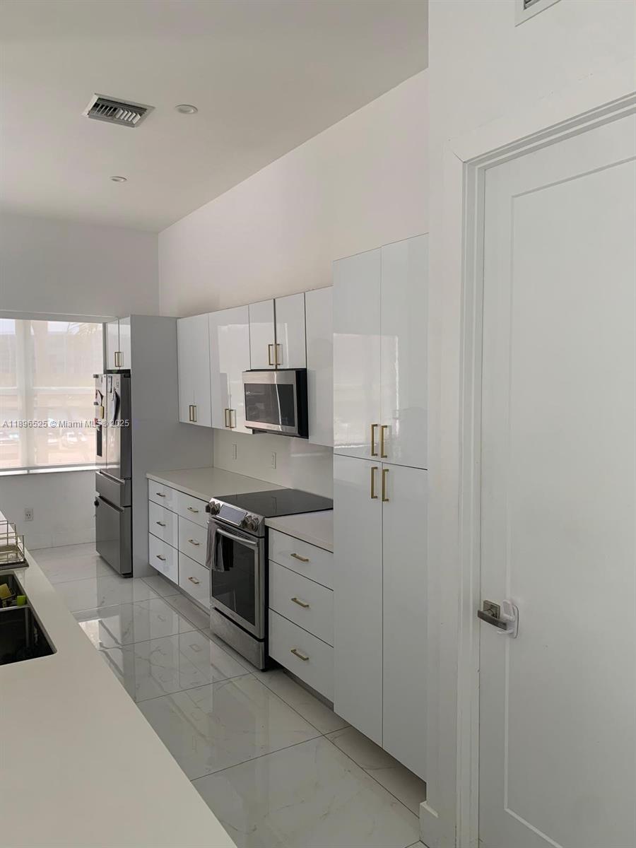 Photo of 2751 Ocean Dr  #208N, Hollywood, Florida, 33019 - 