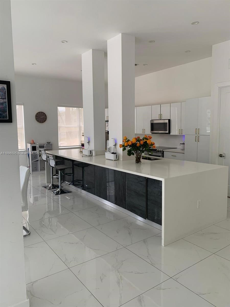 Photo of 2751 Ocean Dr  #208N, Hollywood, Florida, 33019 - 