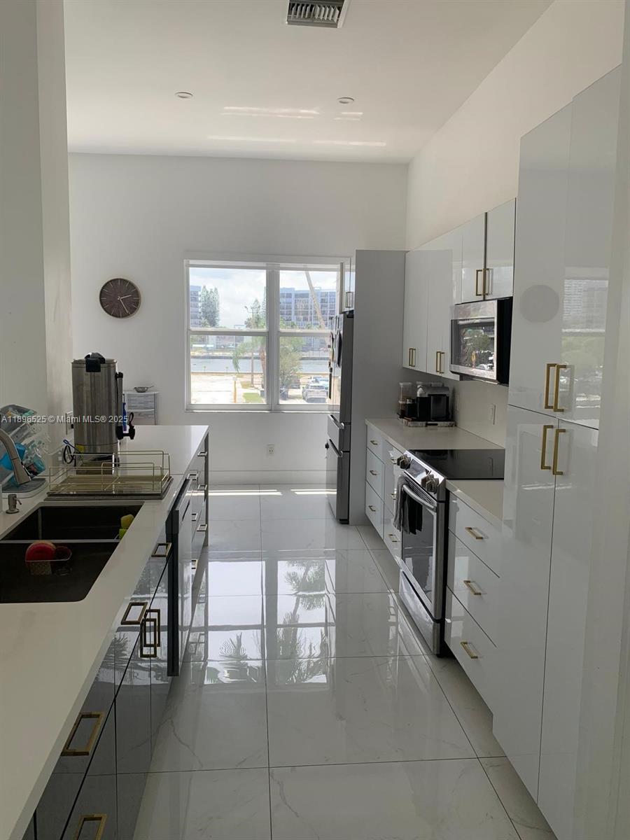 Photo of 2751 Ocean Dr  #208N, Hollywood, Florida, 33019 - 