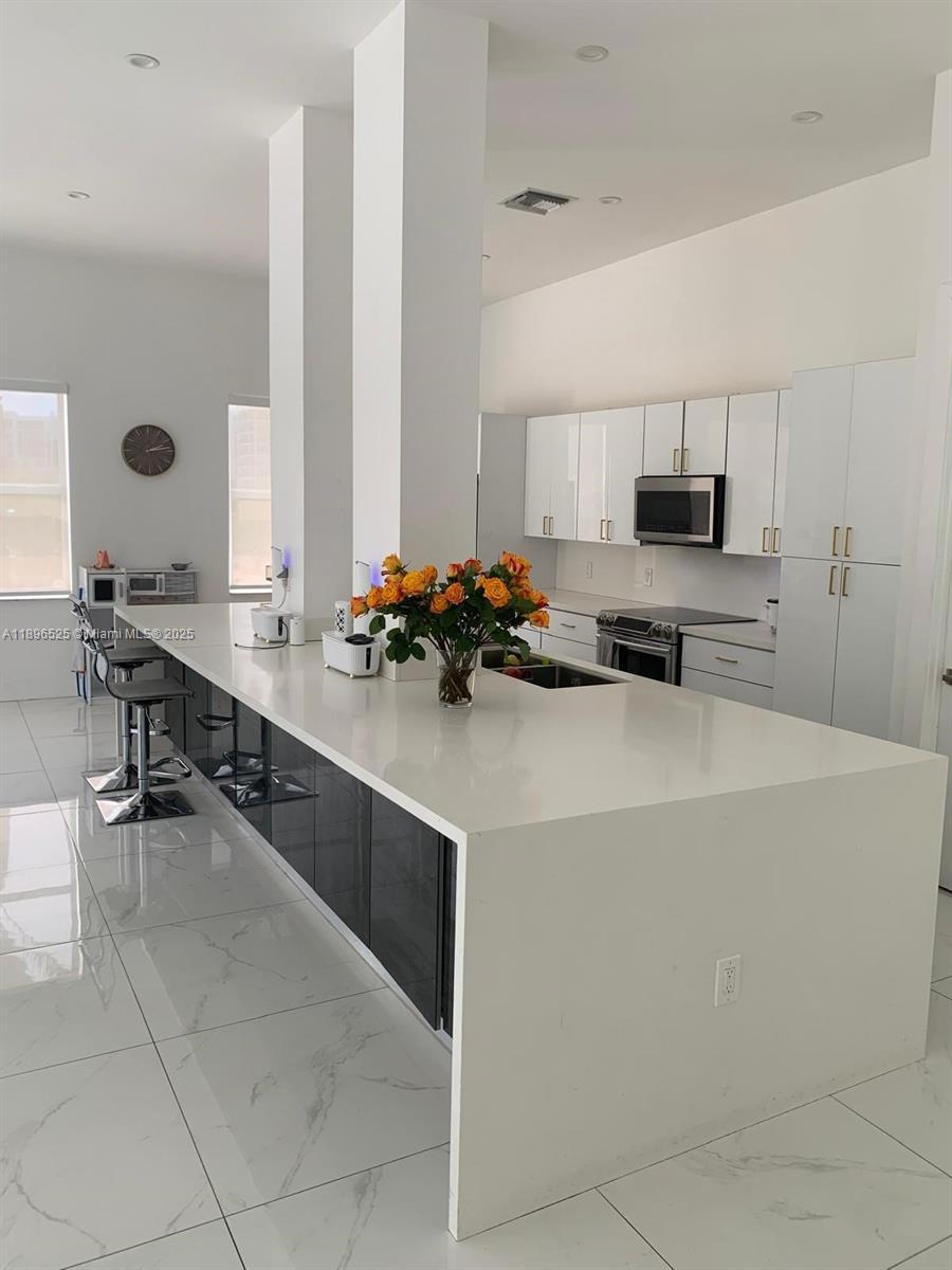 Photo of 2751 Ocean Dr  #208N, Hollywood, Florida, 33019 - 