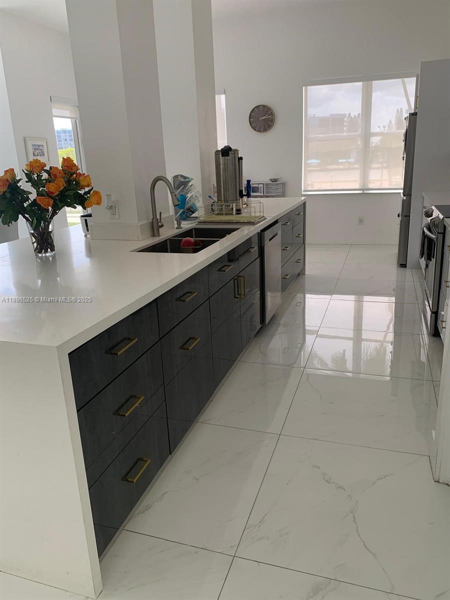 Photo of 2751 Ocean Dr  #208N, Hollywood, Florida, 33019 - 