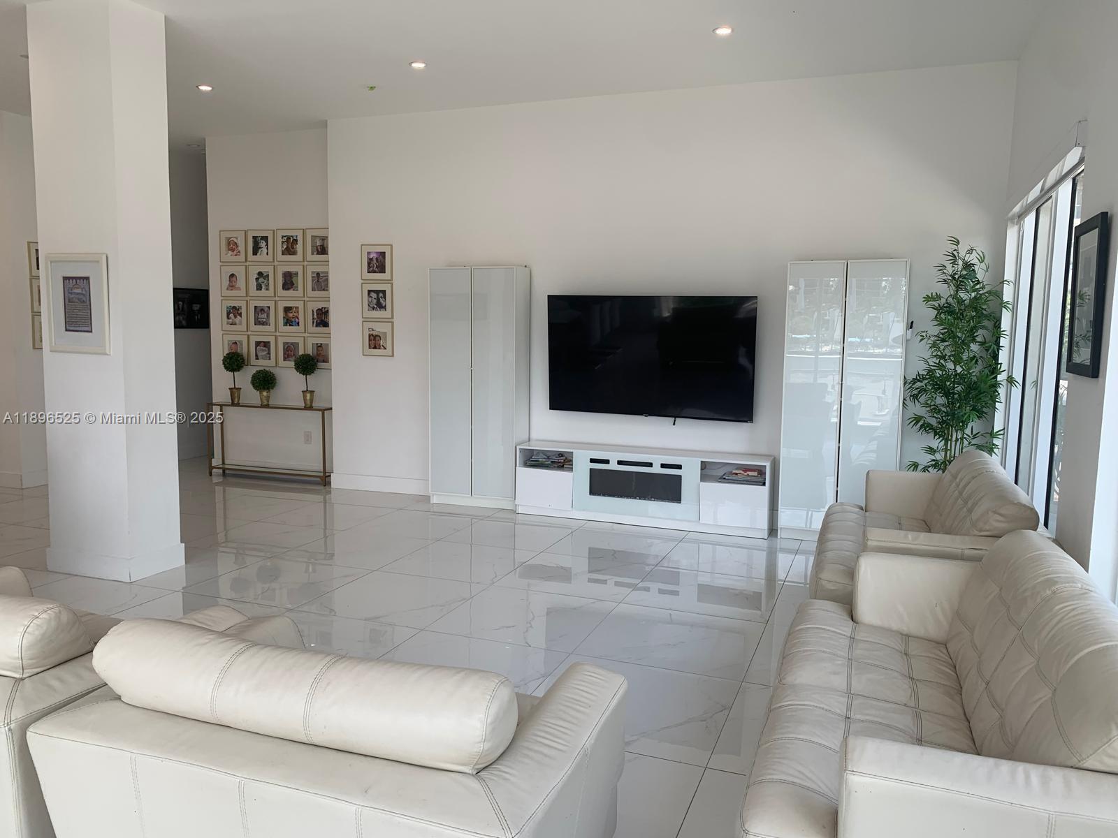 Photo of 2751 Ocean Dr  #208N, Hollywood, Florida, 33019 - 