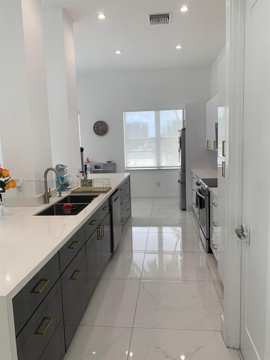 Photo of 2751 Ocean Dr  #208N, Hollywood, Florida, 33019 - 