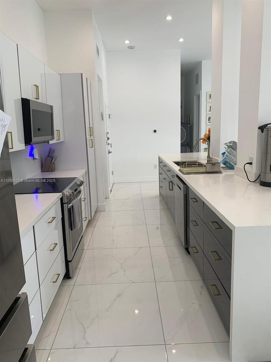 Photo of 2751 Ocean Dr  #208N, Hollywood, Florida, 33019 - 