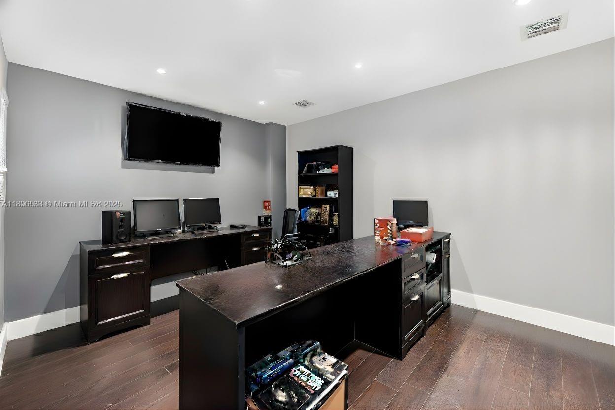 Ver detalles 11475 / sq. ft. $ 2025-10-15 0 foto