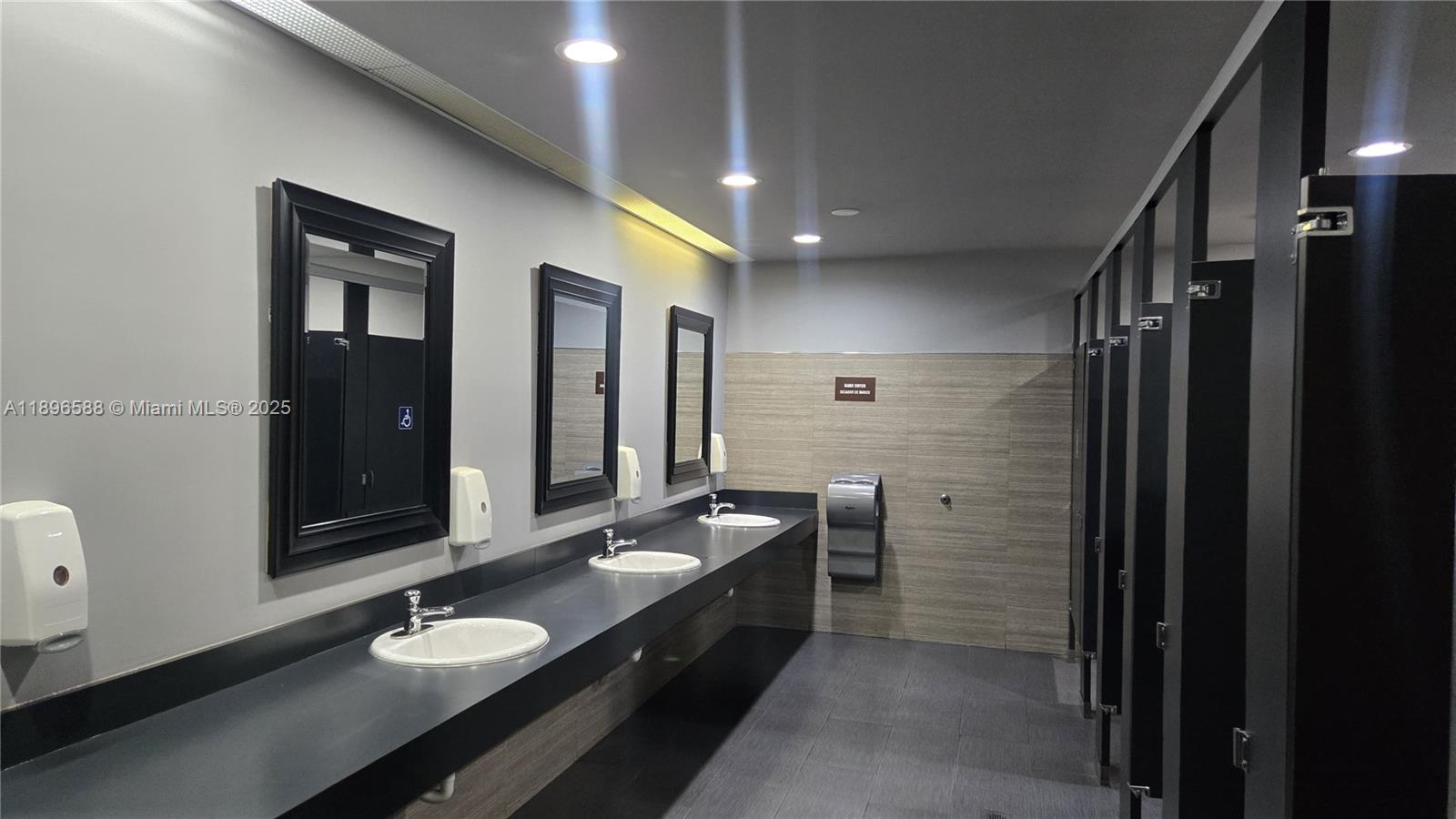 Подробнее 246 / кв.футов $ 2025-10-15 0 Фото