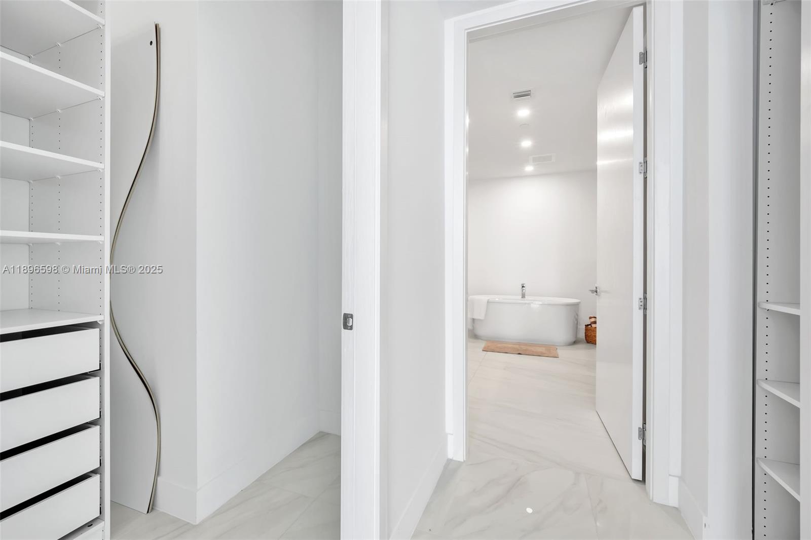 1003 2 / 3 1361 sq. ft. $ 2025-10-15 0 foto