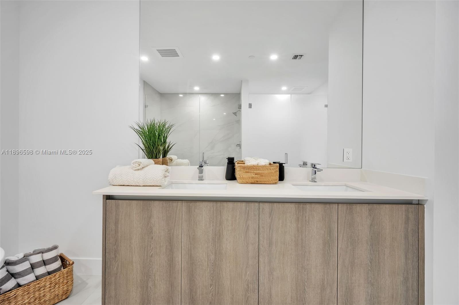 1003 2 / 3 1361 sq. ft. $ 2025-10-15 0 foto