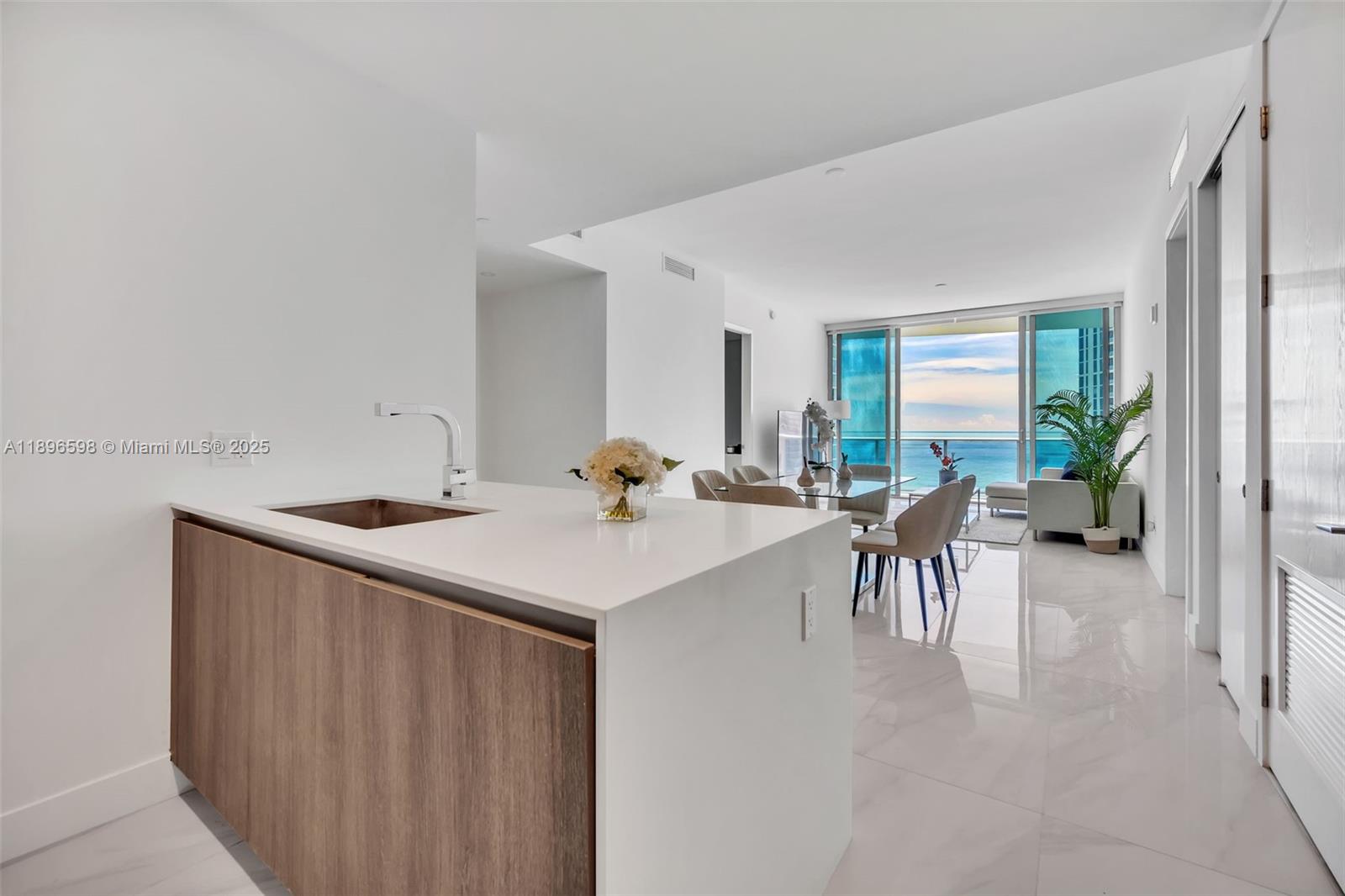 1003 2 / 3 1361 sq. ft. $ 2025-10-15 0 foto