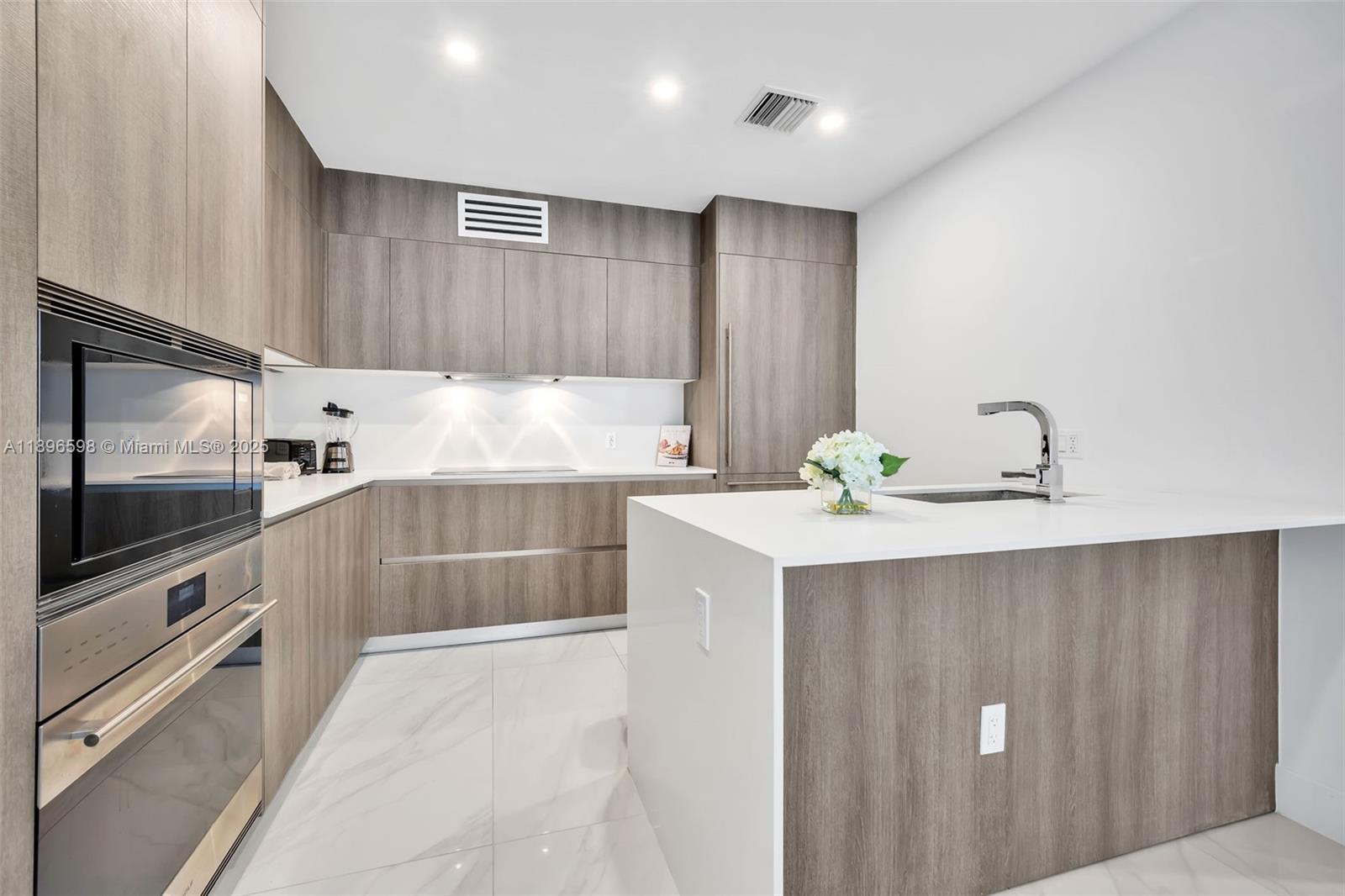 1003 2 / 3 1361 sq. ft. $ 2025-10-15 0 foto