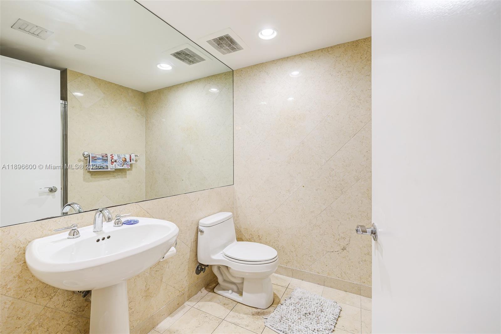 See details 4604 3 / 3 1675 sq. ft. $ 2025-10-15 0 Photo