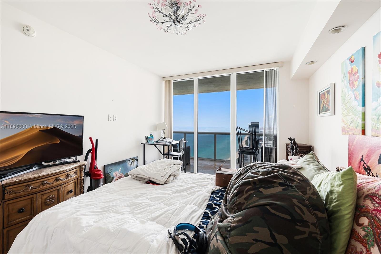 See details 4604 3 / 3 1675 sq. ft. $ 2025-10-15 0 Photo