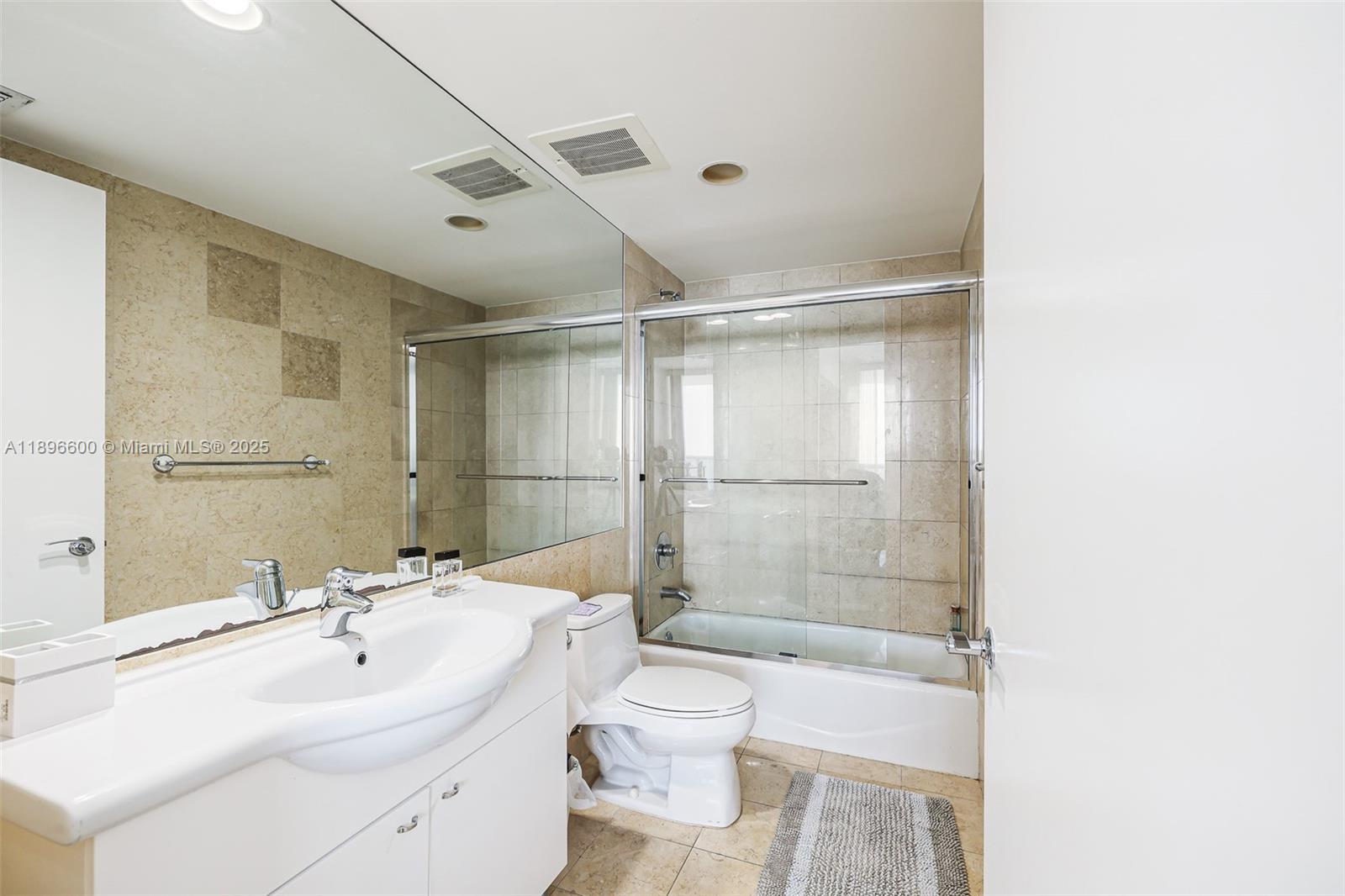 See details 4604 3 / 3 1675 sq. ft. $ 2025-10-15 0 Photo