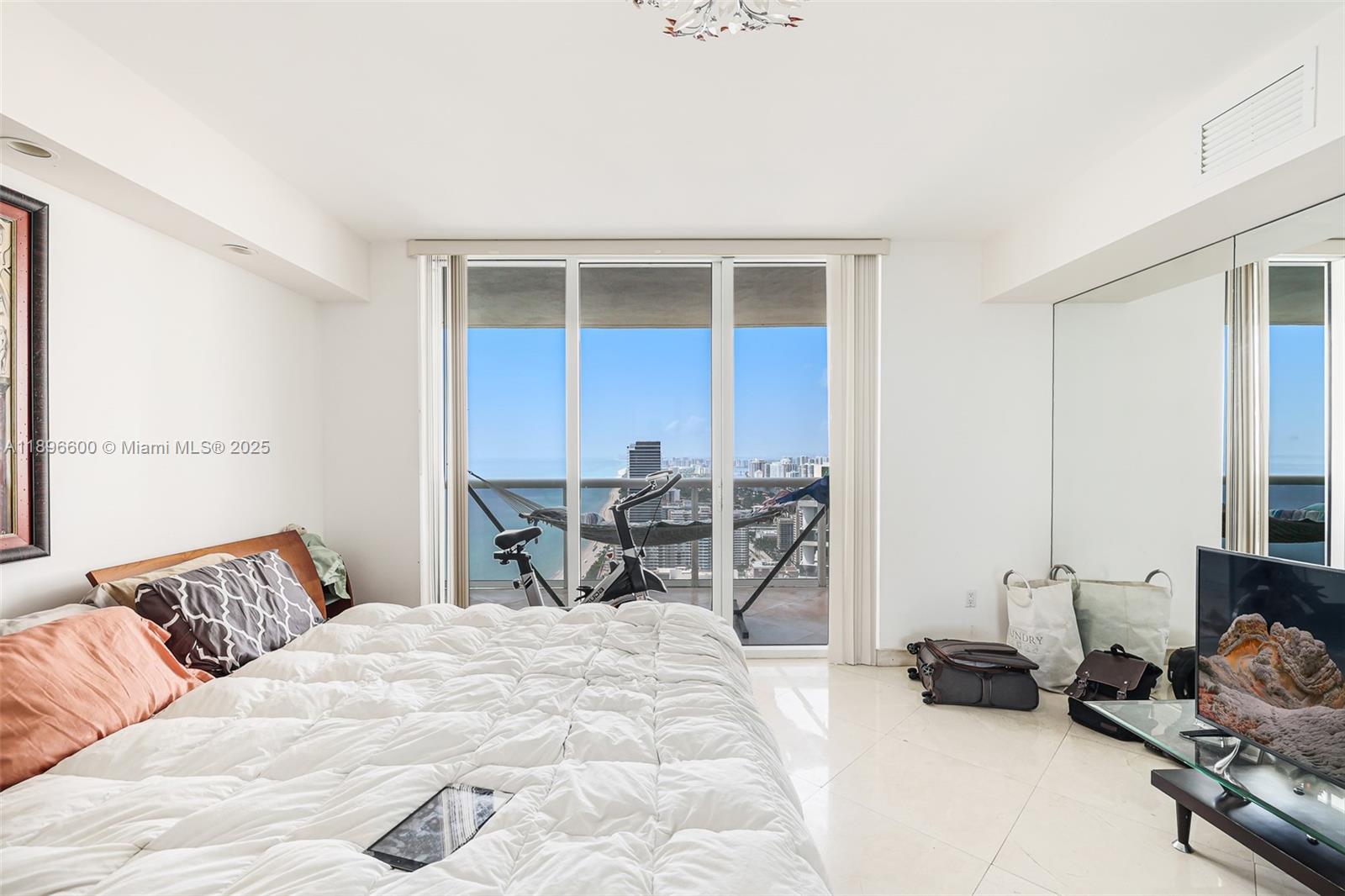 See details 4604 3 / 3 1675 sq. ft. $ 2025-10-15 0 Photo