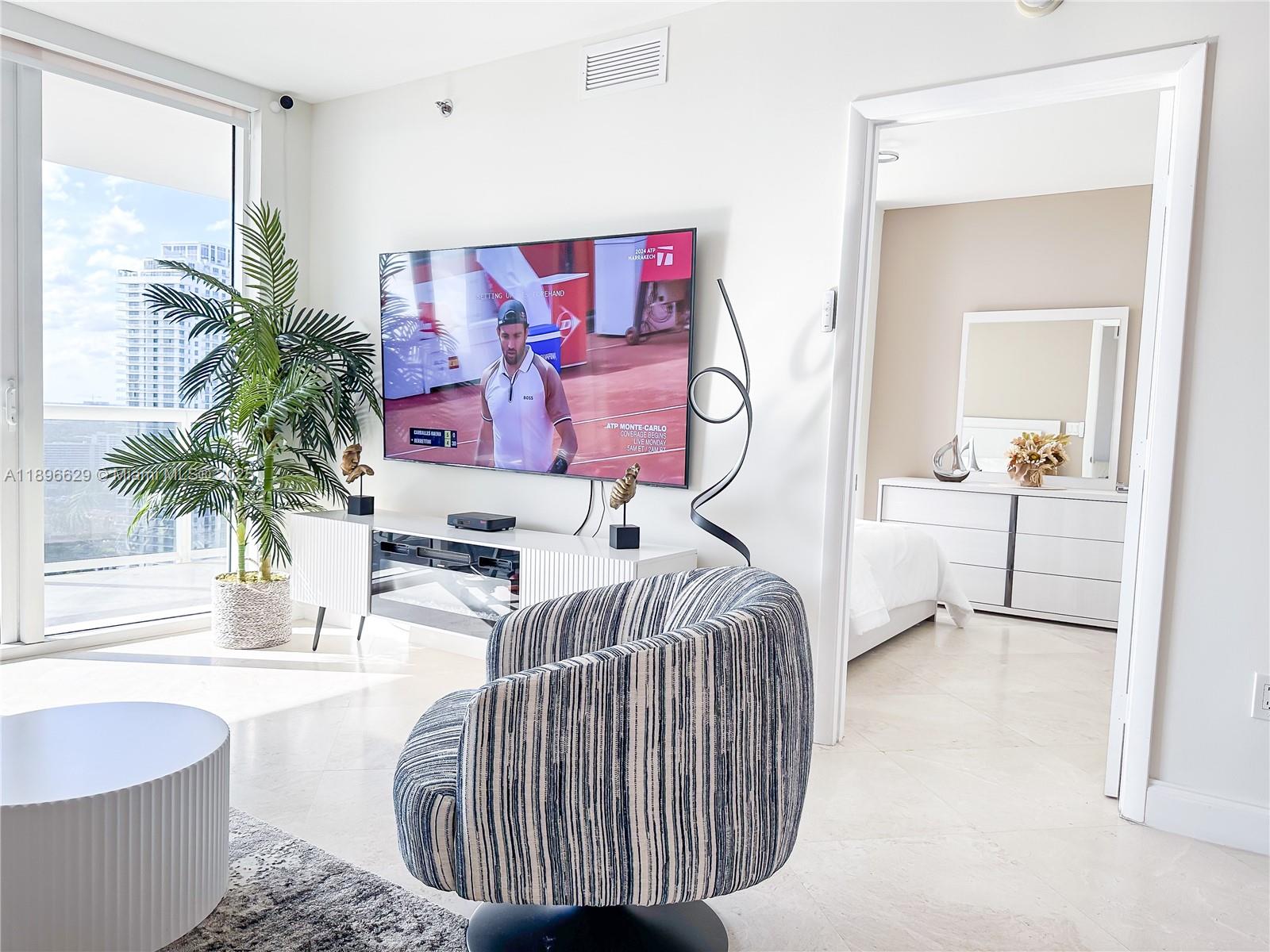 See details 3308 3 / 3 1571 sq. ft. $ 2025-10-15 0 Photo