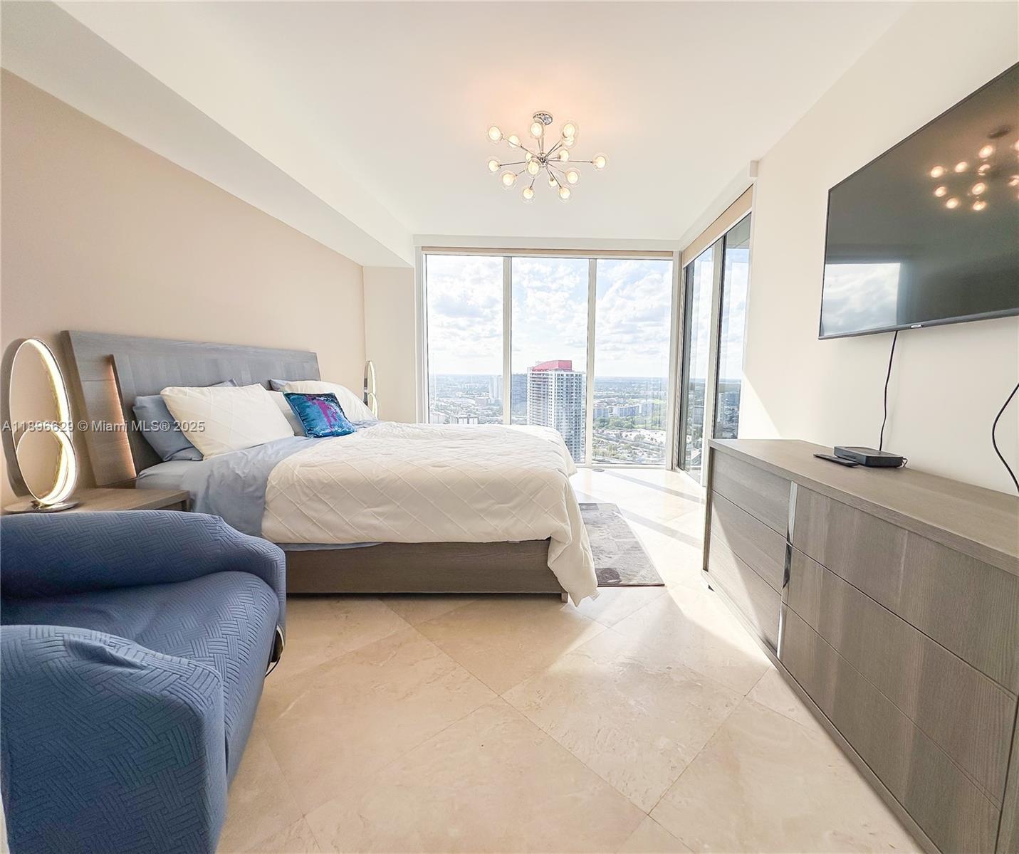 See details 3308 3 / 3 1571 sq. ft. $ 2025-10-15 0 Photo