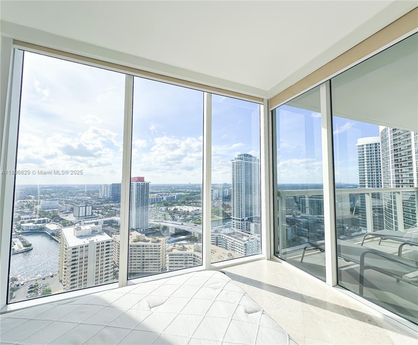 See details 3308 3 / 3 1571 sq. ft. $ 2025-10-15 0 Photo