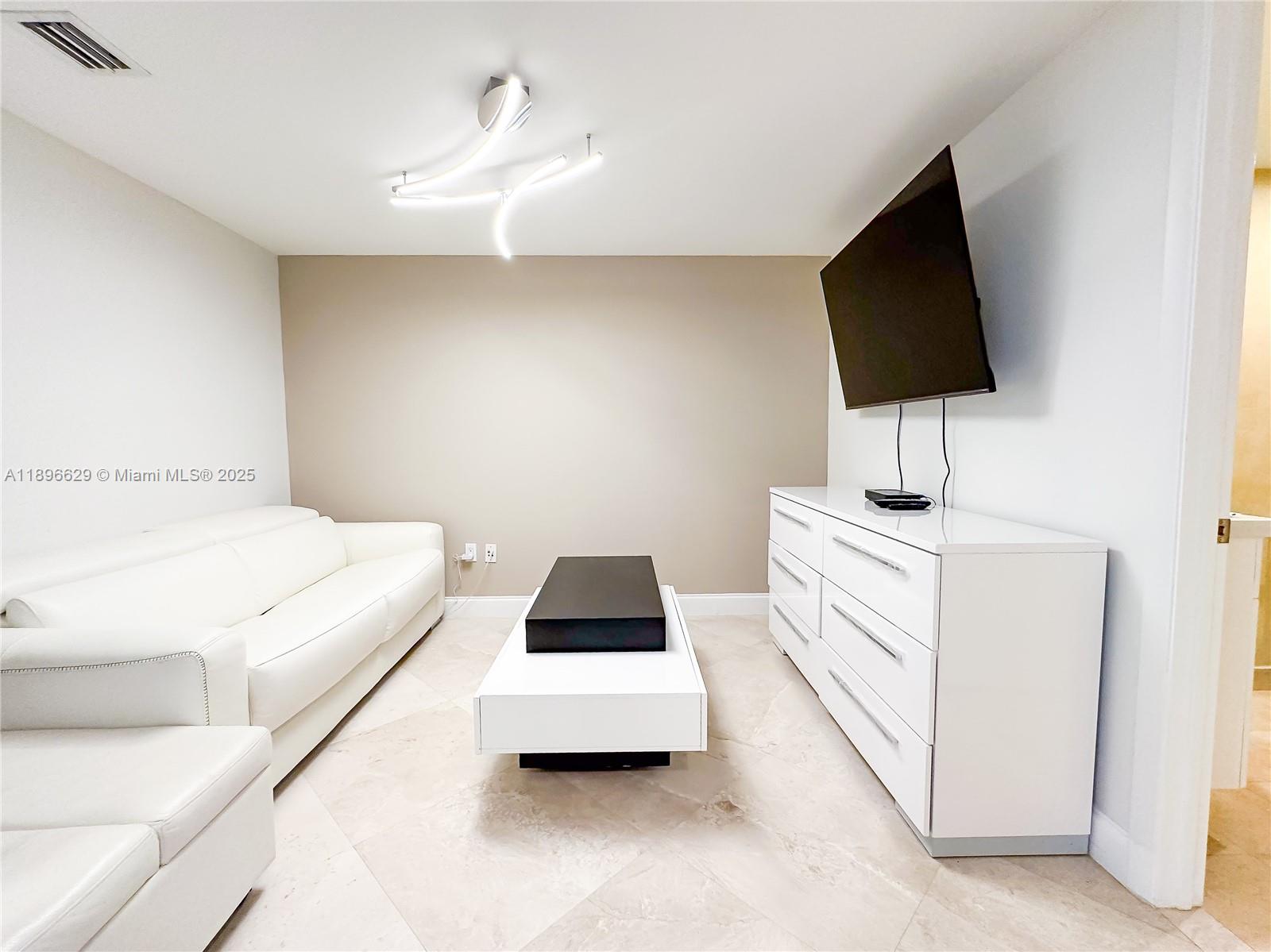 See details 3308 3 / 3 1571 sq. ft. $ 2025-10-15 0 Photo