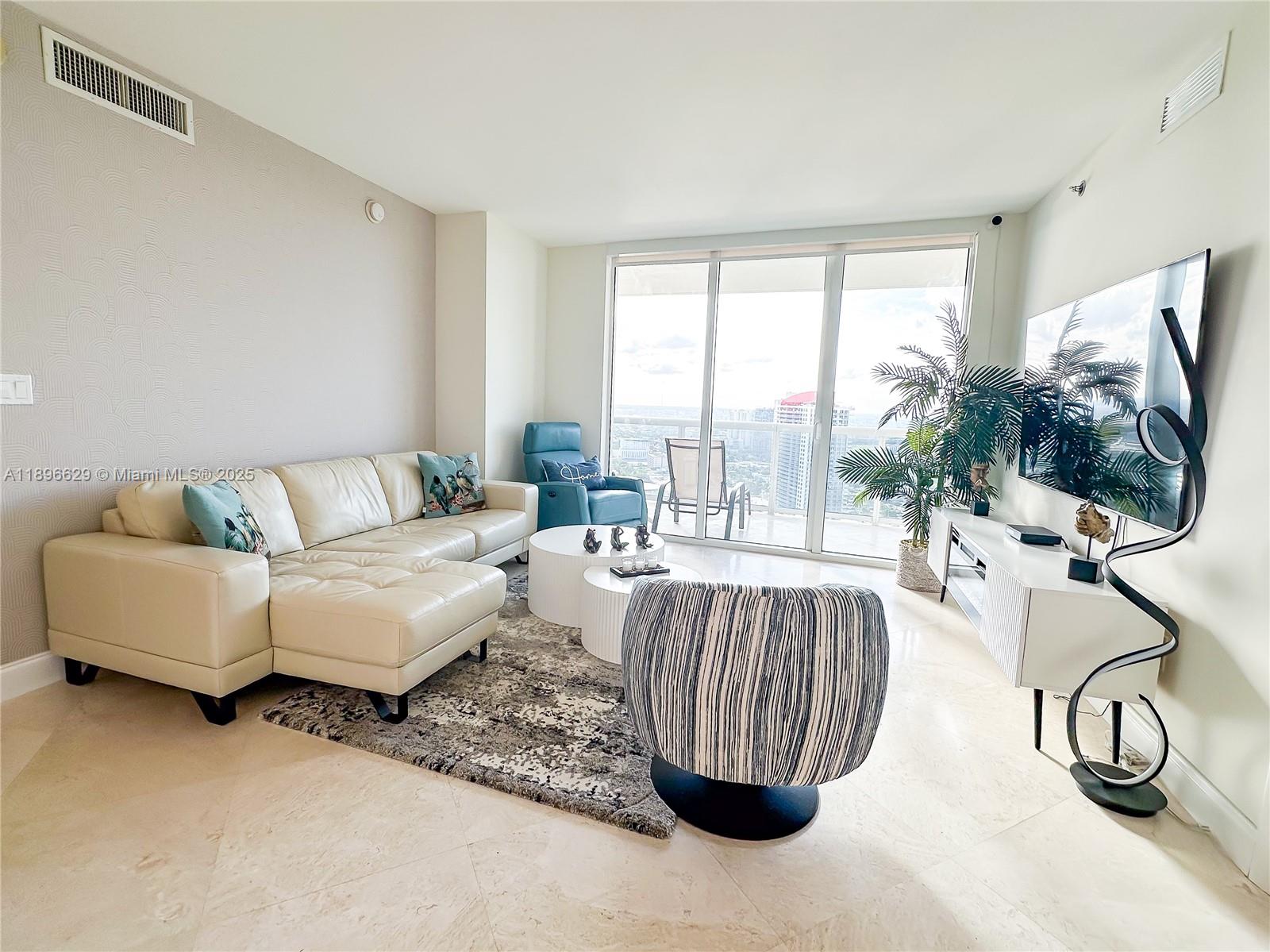 See details 3308 3 / 3 1571 sq. ft. $ 2025-10-15 0 Photo