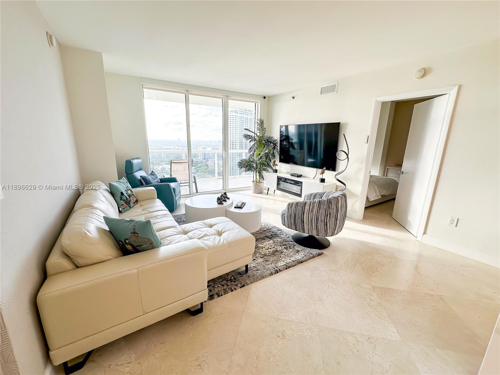 See details 3308 3 / 3 1571 sq. ft. $ 2025-10-15 0 Photo