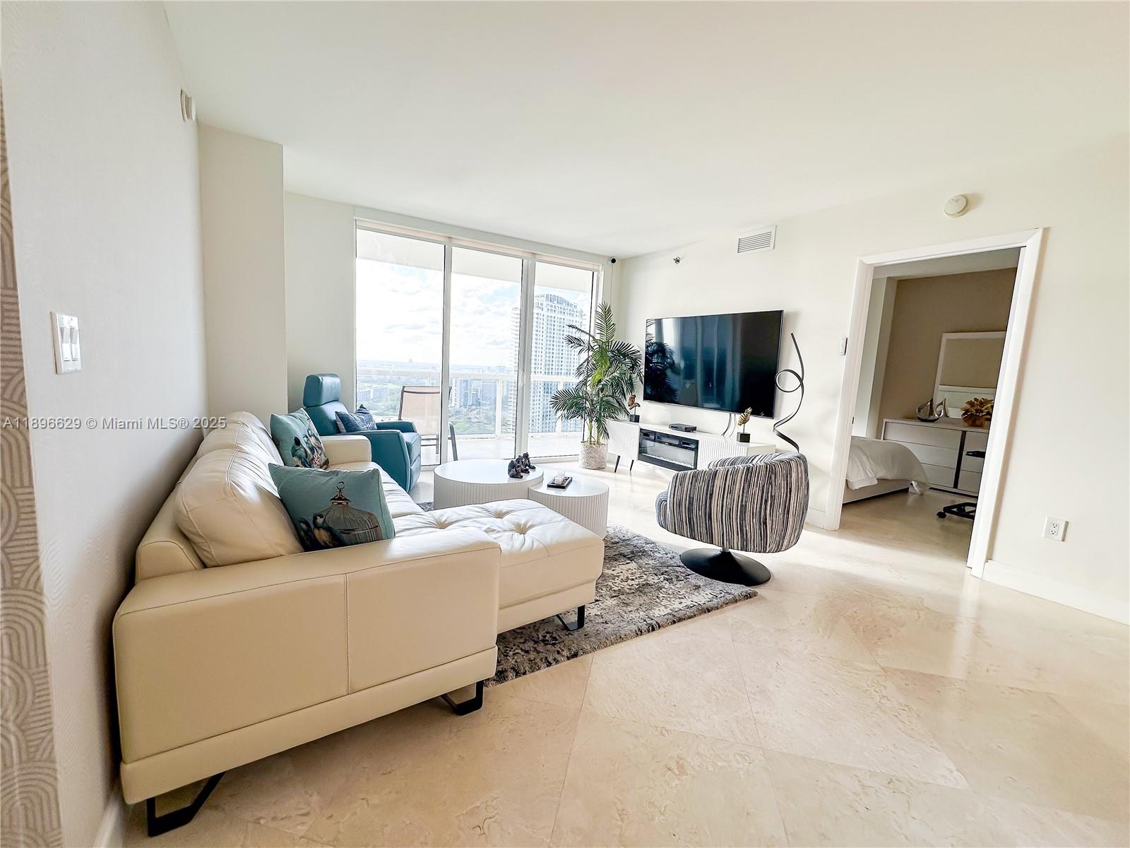 See details 3308 3 / 3 1571 sq. ft. $ 2025-10-15 0 Photo