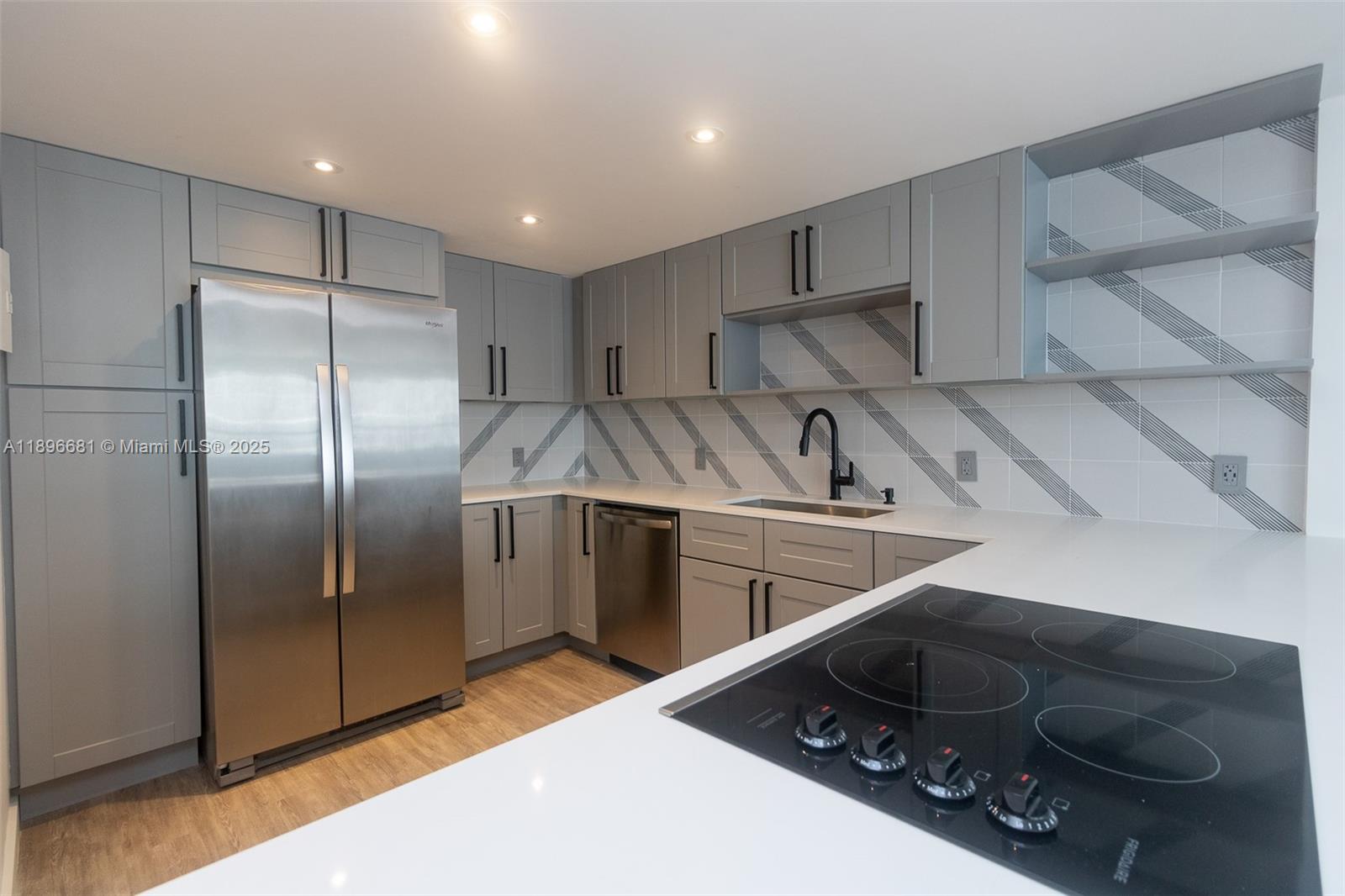 See details 1709 1 / 2 1027 sq. ft. $ 2025-10-15 0 Photo
