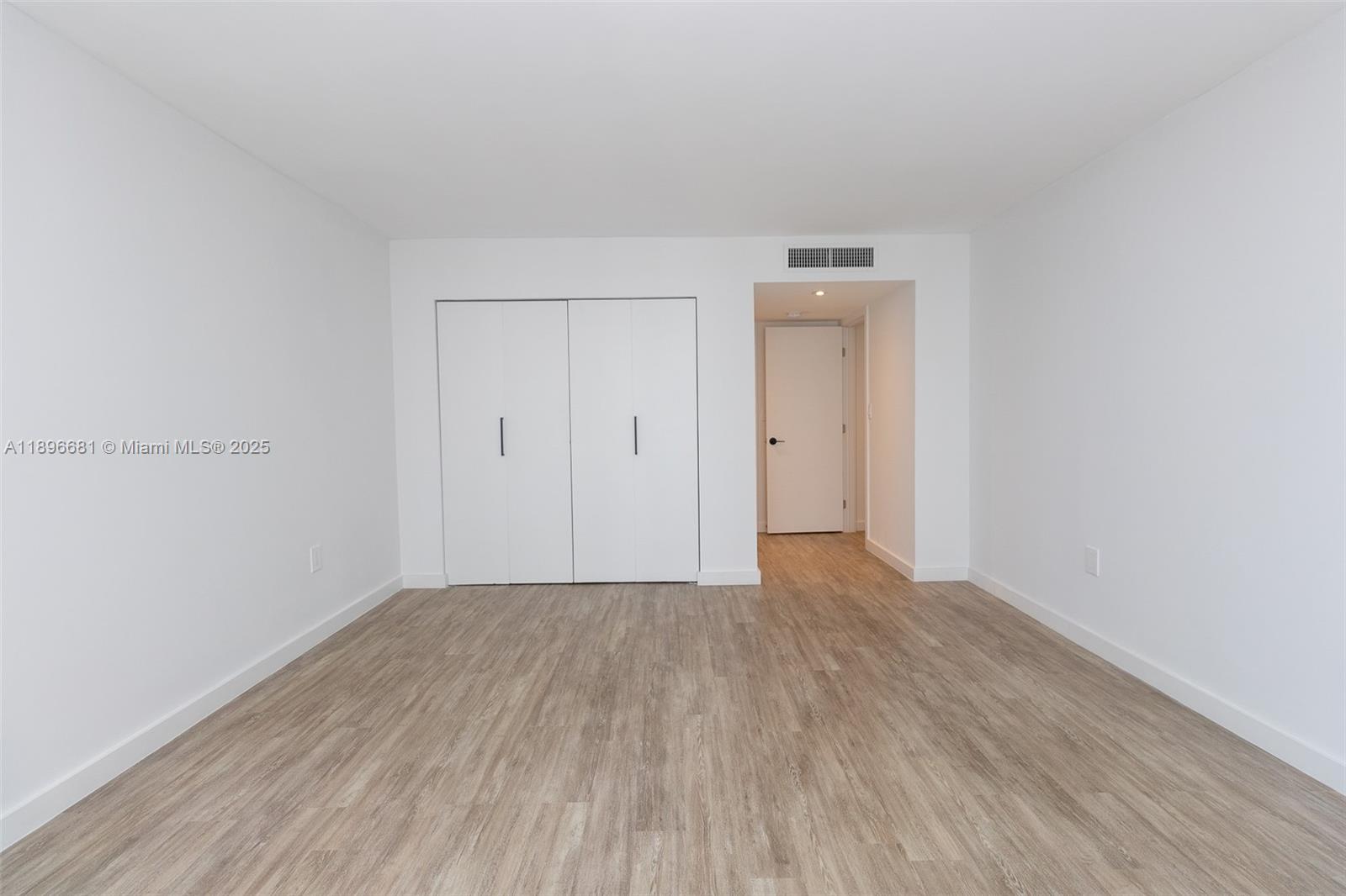 See details 1709 1 / 2 1027 sq. ft. $ 2025-10-15 0 Photo