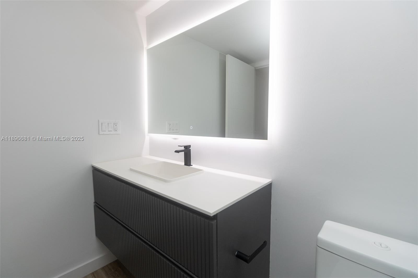 See details 1709 1 / 2 1027 sq. ft. $ 2025-10-15 0 Photo