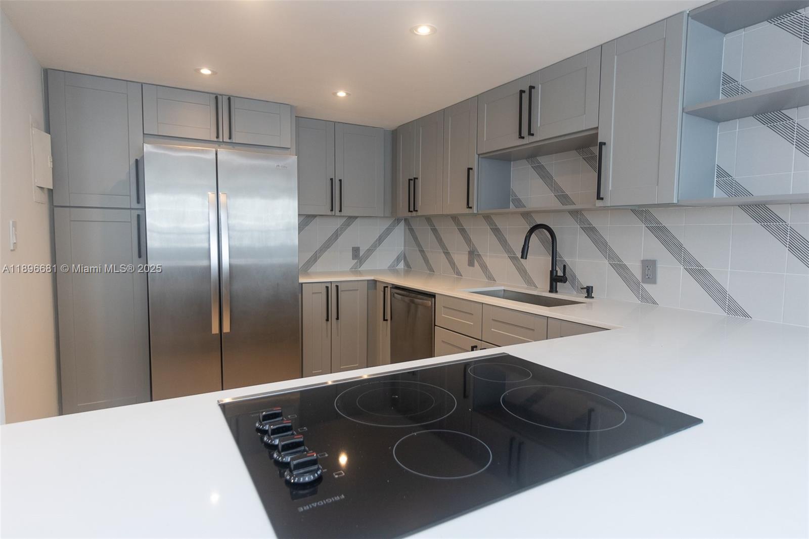 See details 1709 1 / 2 1027 sq. ft. $ 2025-10-15 0 Photo