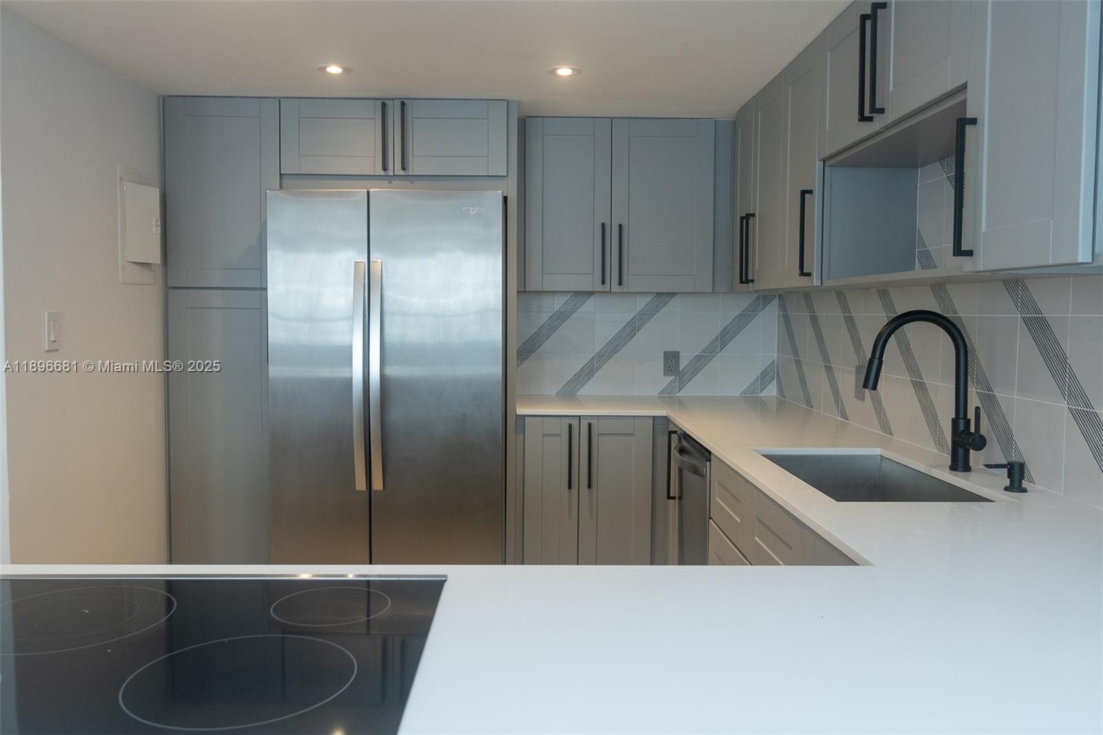 See details 1709 1 / 2 1027 sq. ft. $ 2025-10-15 0 Photo