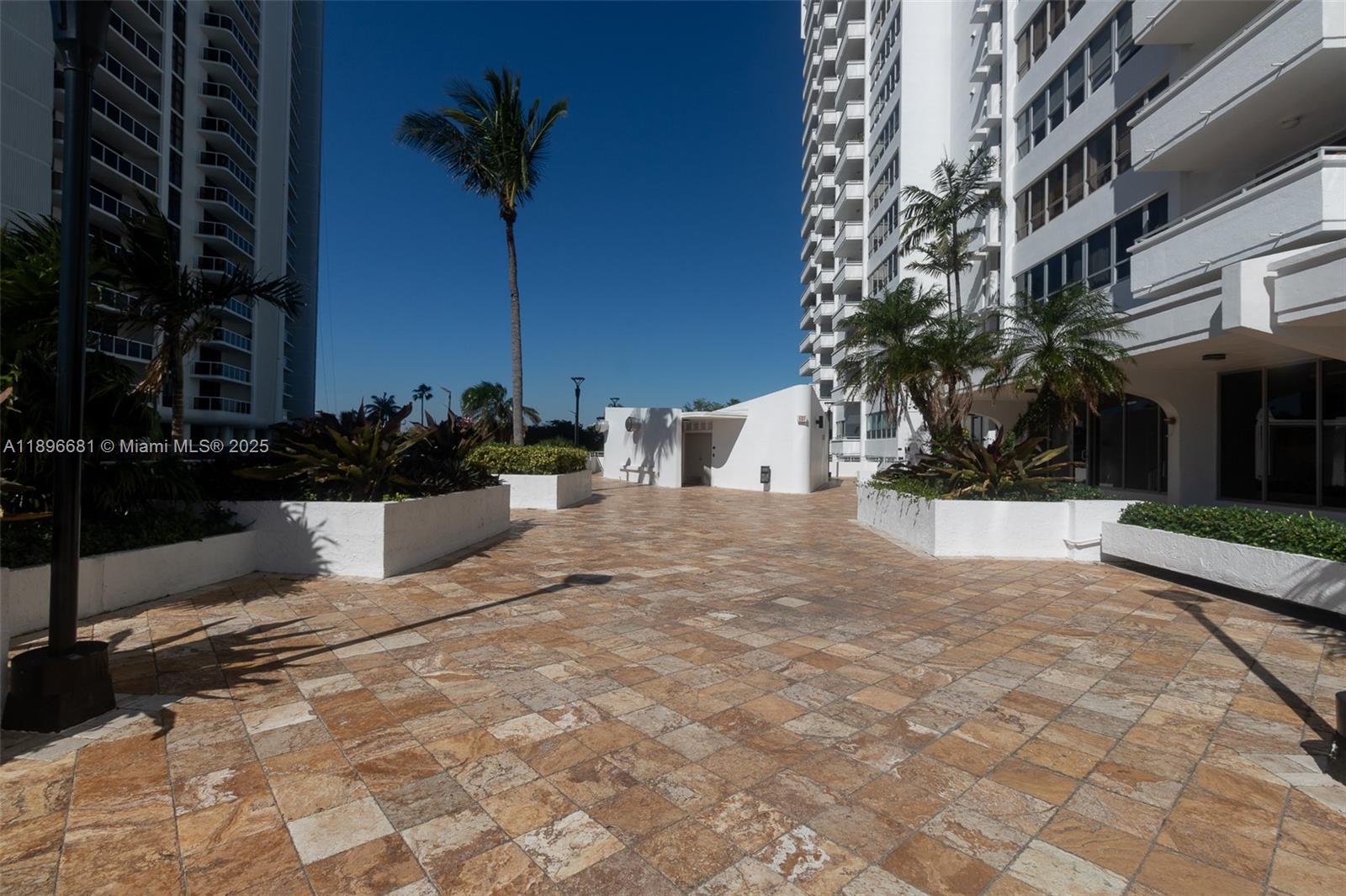 See details 1709 1 / 2 1027 sq. ft. $ 2025-10-15 0 Photo