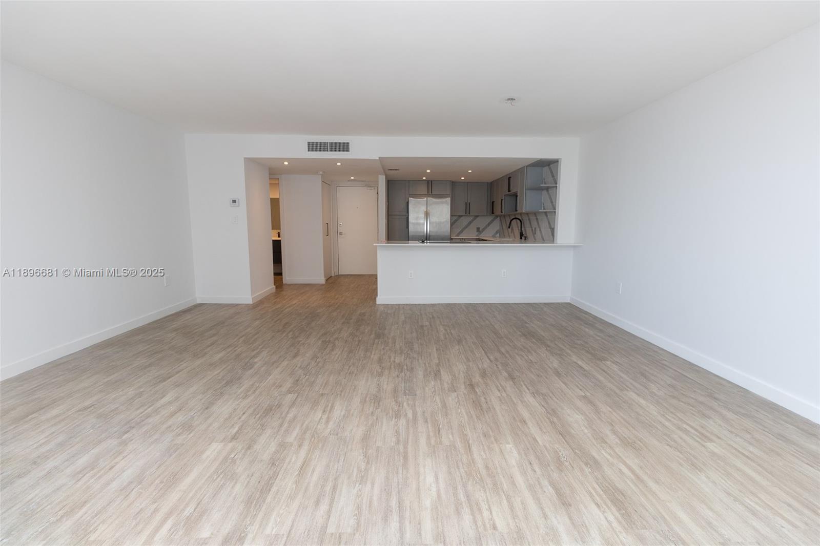 See details 1709 1 / 2 1027 sq. ft. $ 2025-10-15 0 Photo