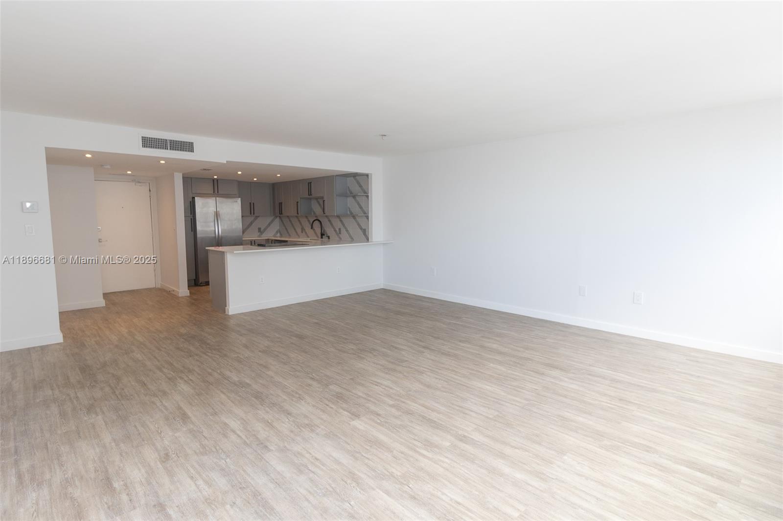 See details 1709 1 / 2 1027 sq. ft. $ 2025-10-15 0 Photo
