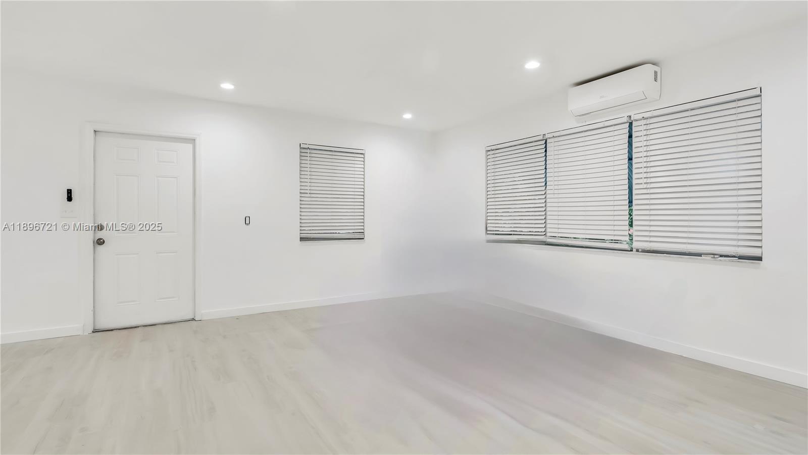 See details / 1593 sq. ft. $ 2025-10-15 0 Photo