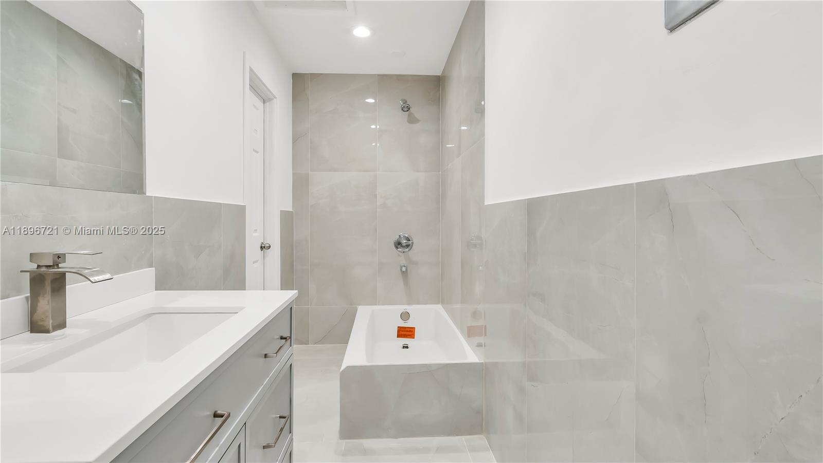 See details / 1593 sq. ft. $ 2025-10-15 0 Photo