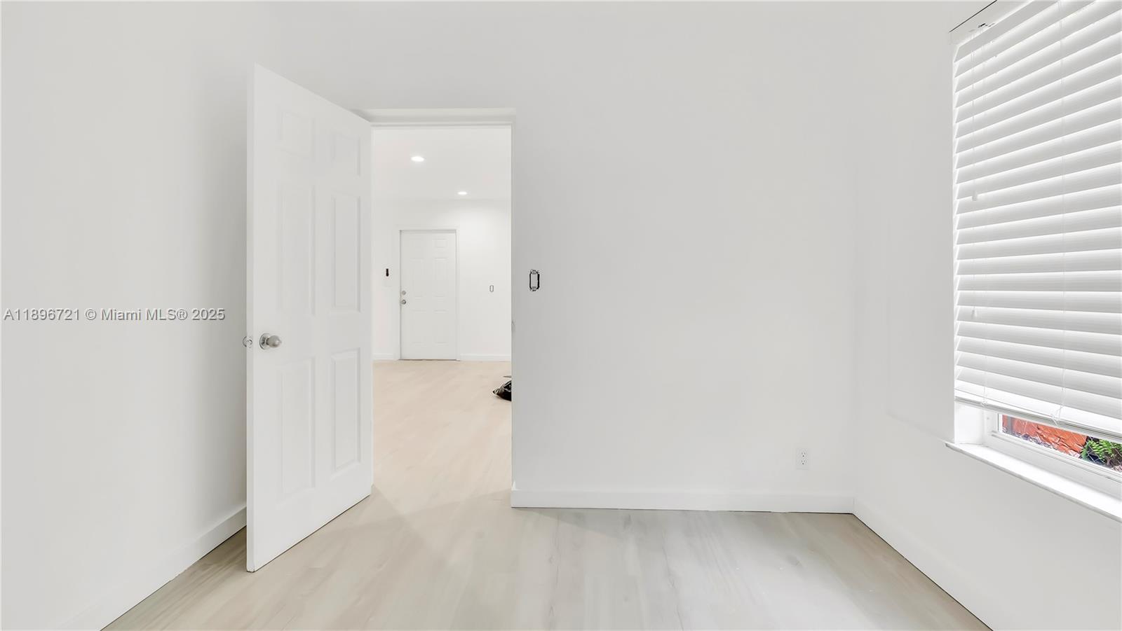 See details / 1593 sq. ft. $ 2025-10-15 0 Photo