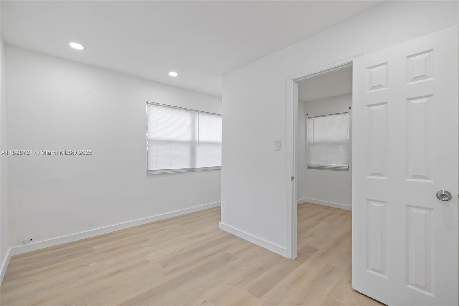 See details / 1593 sq. ft. $ 2025-10-15 0 Photo