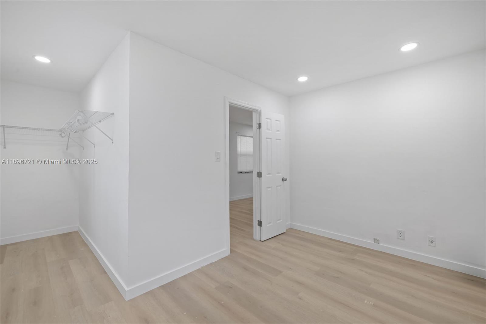 See details / 1593 sq. ft. $ 2025-10-15 0 Photo