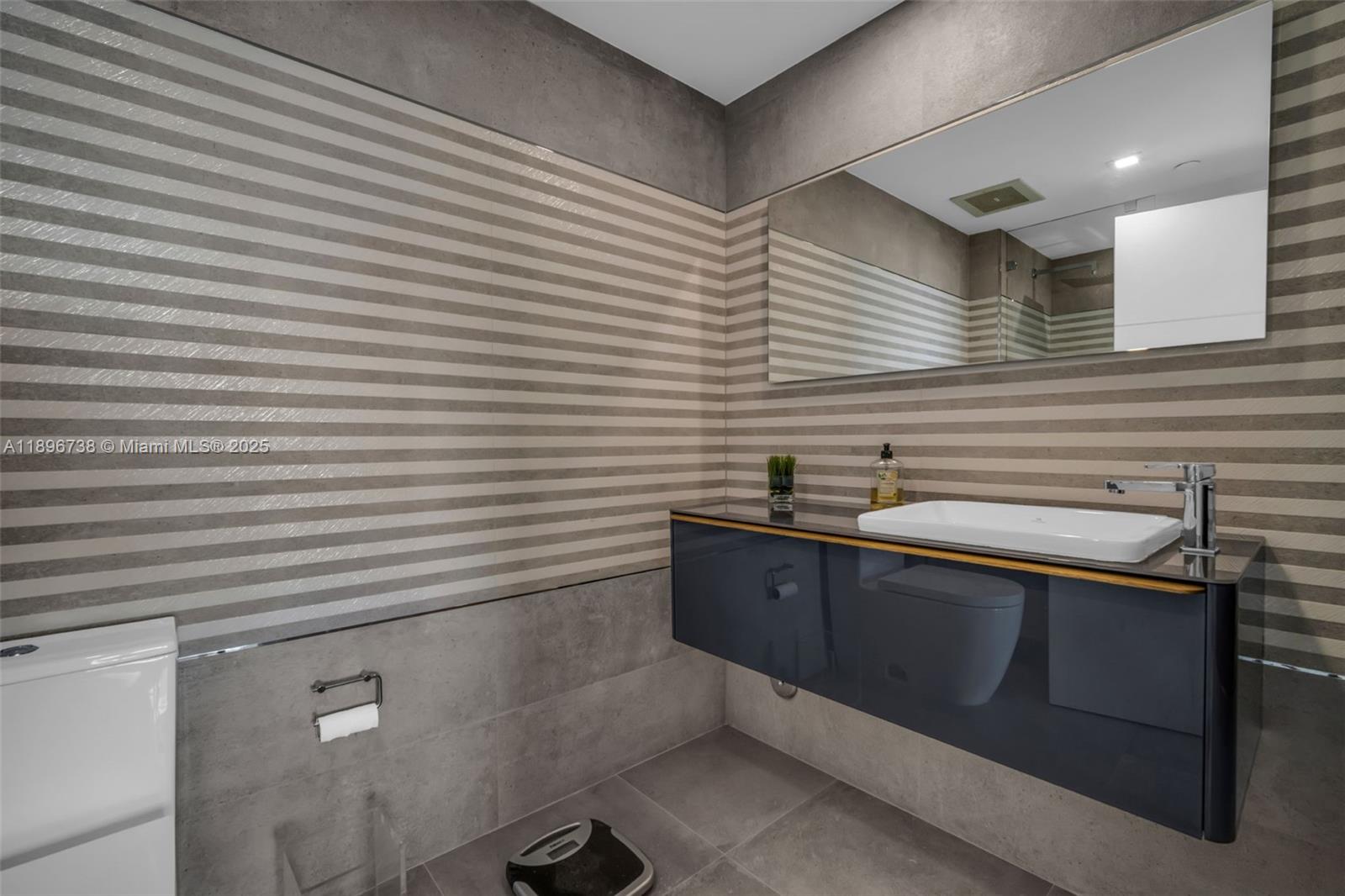 Photo of 3201 183rd St  #1806, Aventura, Florida, 33160 - BATH 3