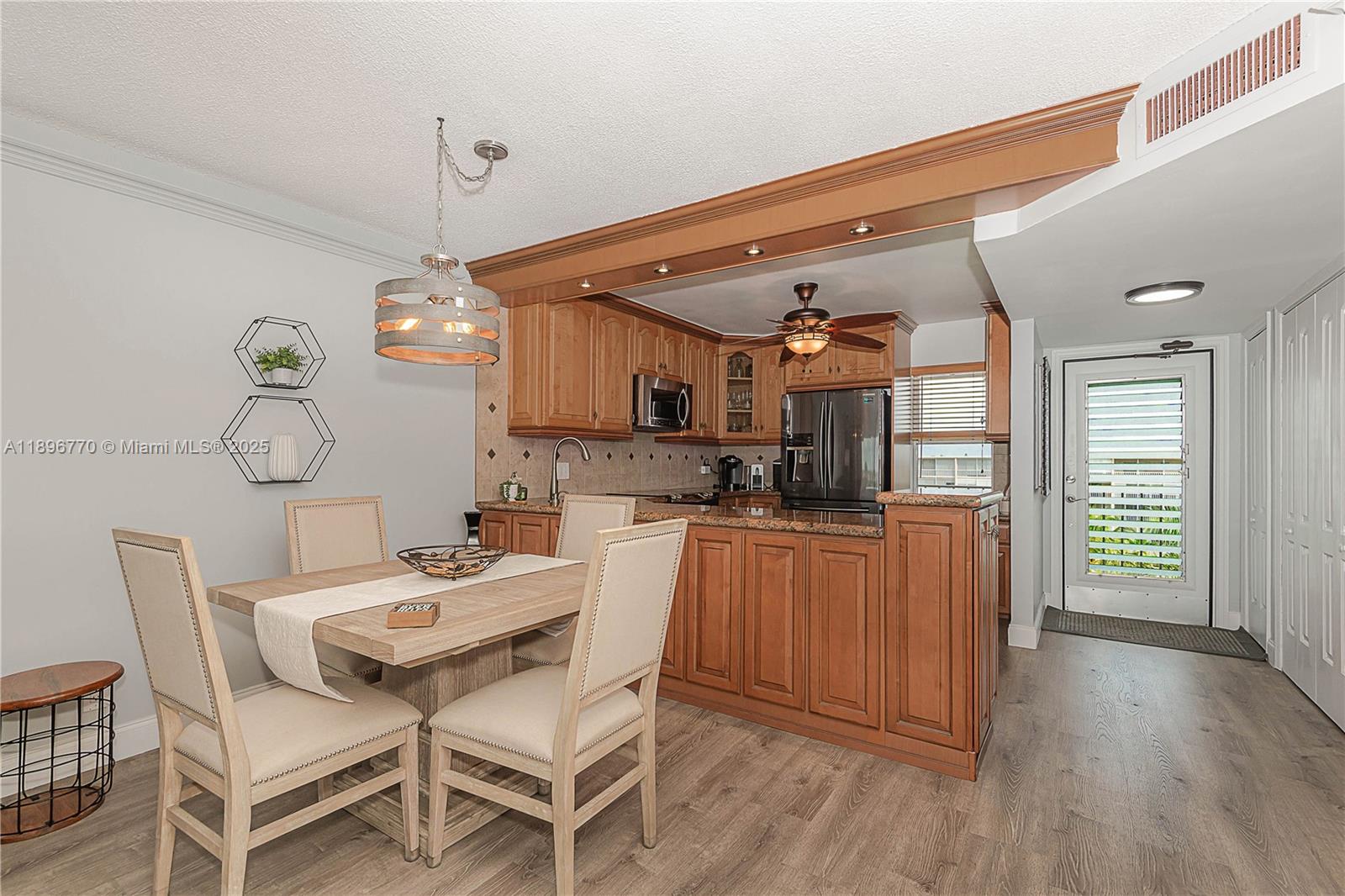 See details 501 2 / 2 992 sq. ft. $ 2025-10-15 0 Photo