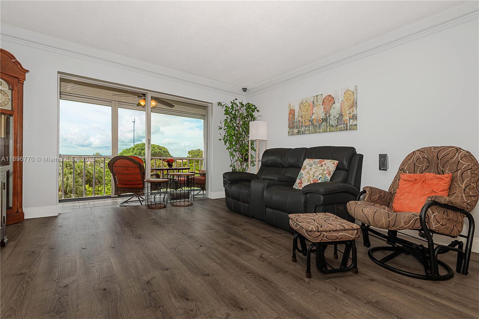 See details 501 2 / 2 992 sq. ft. $ 2025-10-15 0 Photo