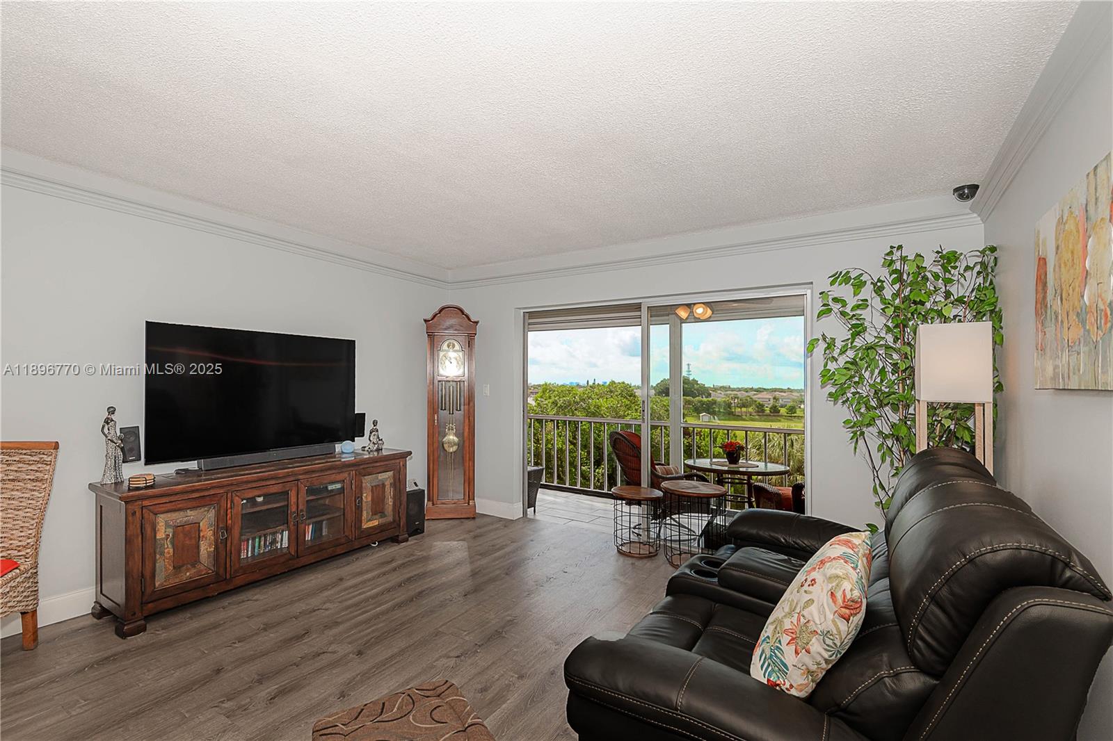 See details 501 2 / 2 992 sq. ft. $ 2025-10-15 0 Photo
