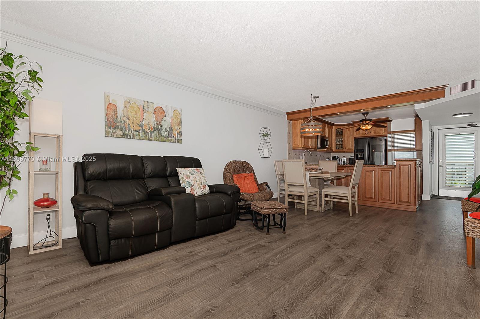 See details 501 2 / 2 992 sq. ft. $ 2025-10-15 0 Photo